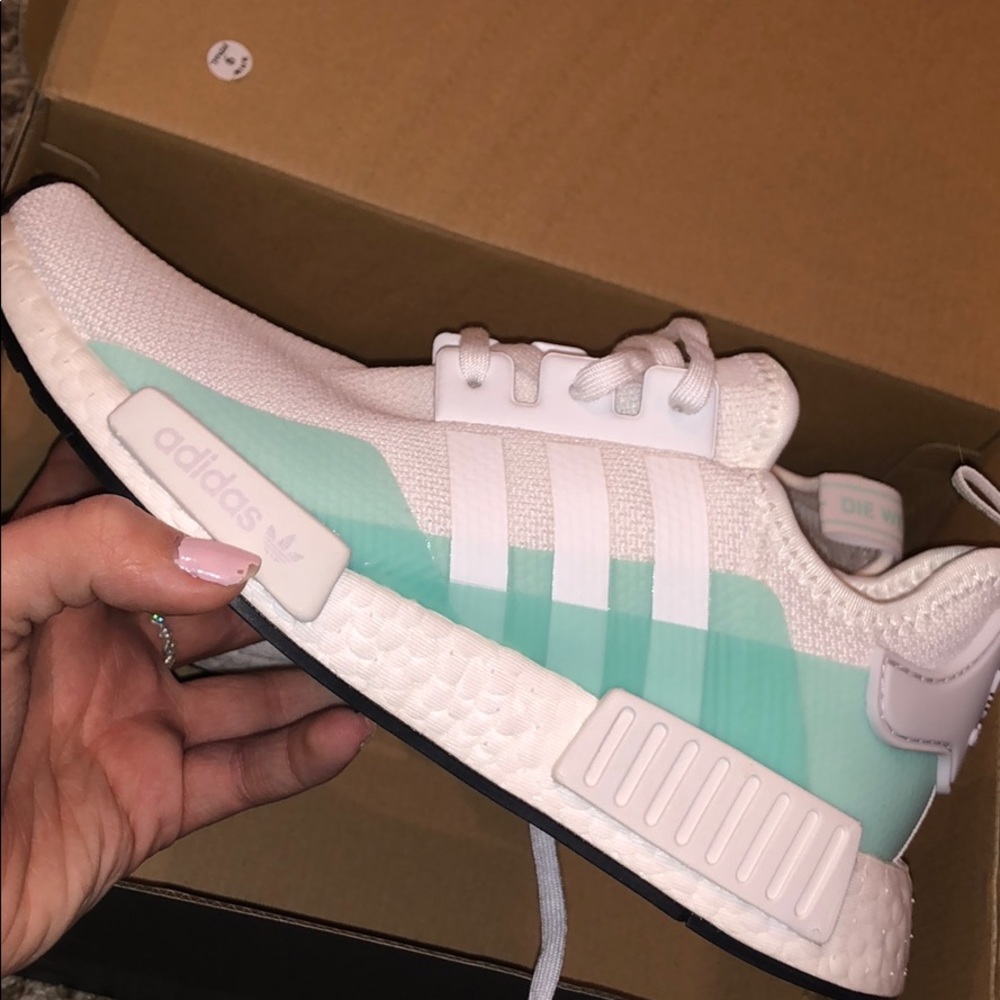 SOLD✨ adidas nmd r1s
